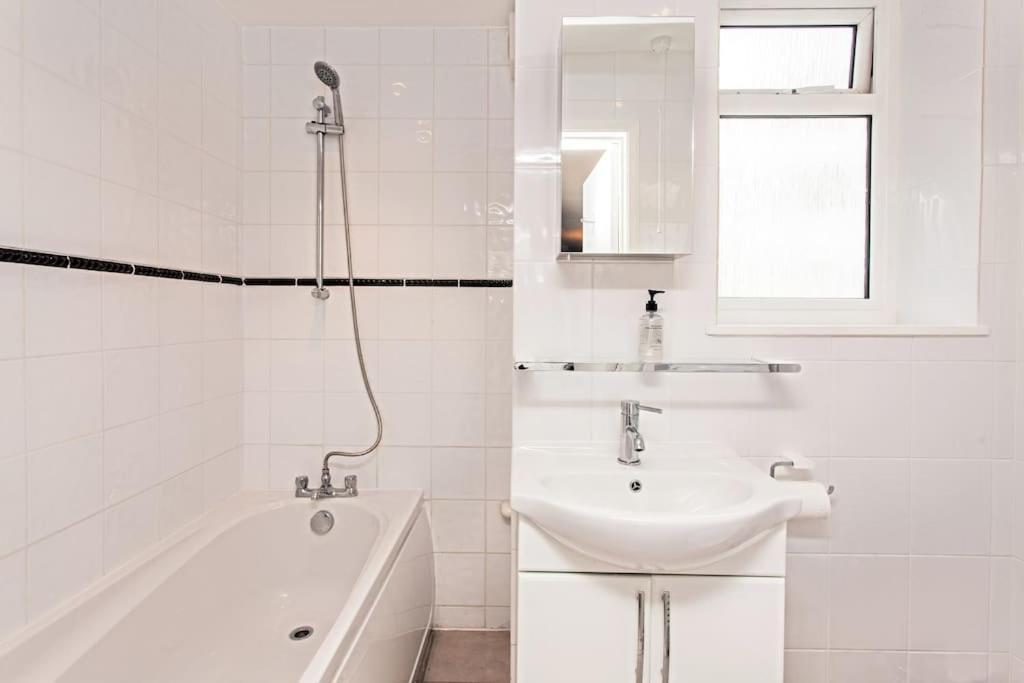 Awesome Apartment In The Heart Of Camden Town London Bagian luar foto
